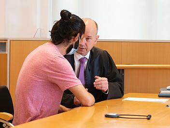 Der 31-Jährige und sein Verteidiger Axel Küster besprechen sich. Foto: Jonas Wenzel