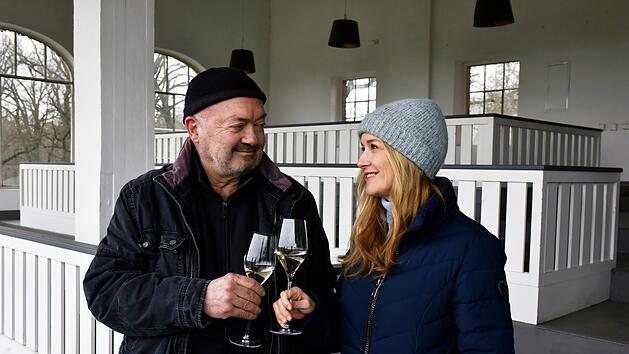 Ansto&szlig;en auf das Dienstjubil&auml;um des Kommissars: 30 Jahre ist Otto Garber (Florian Martens) nun schon beim LKA, Kollegin Linett Wachow (Stefanie Stappenbeck) freut sich mit.