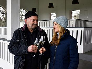 Ansto&szlig;en auf das Dienstjubil&auml;um des Kommissars: 30 Jahre ist Otto Garber (Florian Martens) nun schon beim LKA, Kollegin Linett Wachow (Stefanie Stappenbeck) freut sich mit.