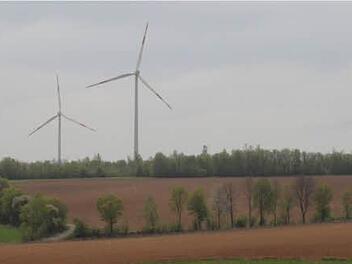 Im Innenbogen der A7 in die A3 Richtung Nürnberg (hinter dem Grünstreifen) entsteht im Taleinschnitt die Erddeponie.  Foto: G. Bauer