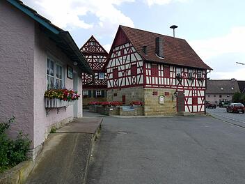 Der Dorfplatz mit dem Kelterhaus (links) und dem Brauhaus ist einer der wichtigsten Posten bei der Rossacher Dorferneuerung. Allerdings bereiten die Kosten für die Sanierung des Kelterhauses dem Gemeinderat einiges an Kopfzerbrechen.  Foto: Berthold Köhler