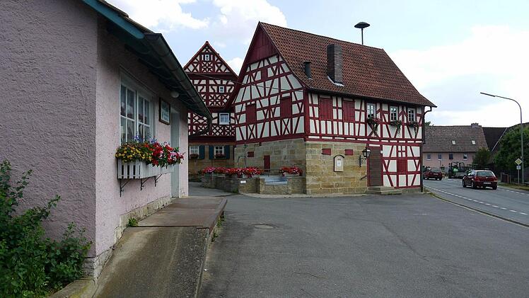Der Dorfplatz mit dem Kelterhaus (links) und dem Brauhaus ist einer der wichtigsten Posten bei der Rossacher Dorferneuerung. Allerdings bereiten die Kosten für die Sanierung des Kelterhauses dem Gemeinderat einiges an Kopfzerbrechen.  Foto: Berthold Köhler