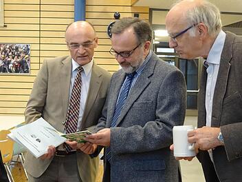Für eine "Zeitreise" ist Landrat Wilhelm Schneider (links) an sein ehemaliges Gymnasium in Ebern zurückgekehrt. In der Runde von Mitgliedern des Vereins der Freunde des Friedrich-Rückert-Gymnasiums Ebern erinnerte er sich an seine Schulzeit. Zusammen mit dem heutigen Schulleiter Klauspeter Schmitt (Mitte) und Gerhard Zeidler (rechts), seinem ehemaligen Kollegstufenbetreuer, schaut er ganz genau, was damals an der Schule so los war.Foto: Johanna Eckert