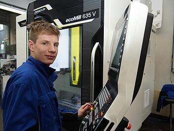 Ferdinand Mihm bedient eine CNC-Fräsmaschine. Foto: Arkadius Guzy