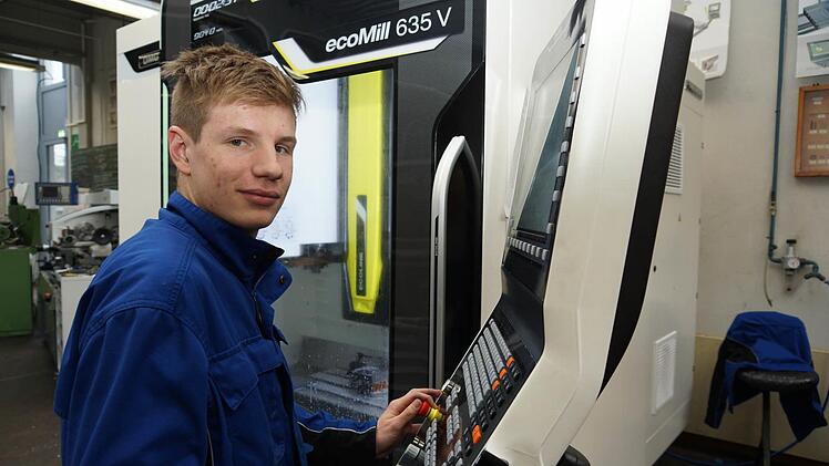 Ferdinand Mihm bedient eine CNC-Fräsmaschine. Foto: Arkadius Guzy