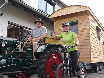 Hier war noch alles in Ordnung: Johanna Leitsch auf dem Fahrrad und Tobias Leitsch auf dem Bulldog mit dem Schäferwagen im Schlepptau. So sollte es eigentlich bis in die Nähe von Bremen gehen. Foto:Stefanie Elm