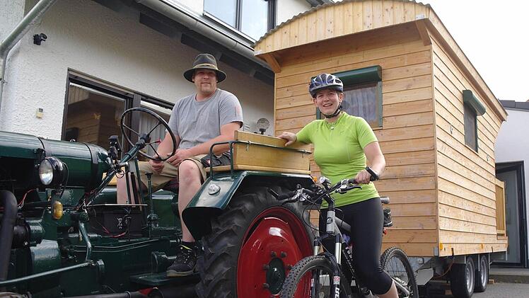 Hier war noch alles in Ordnung: Johanna Leitsch auf dem Fahrrad und Tobias Leitsch auf dem Bulldog mit dem Schäferwagen im Schlepptau. So sollte es eigentlich bis in die Nähe von Bremen gehen. Foto:Stefanie Elm