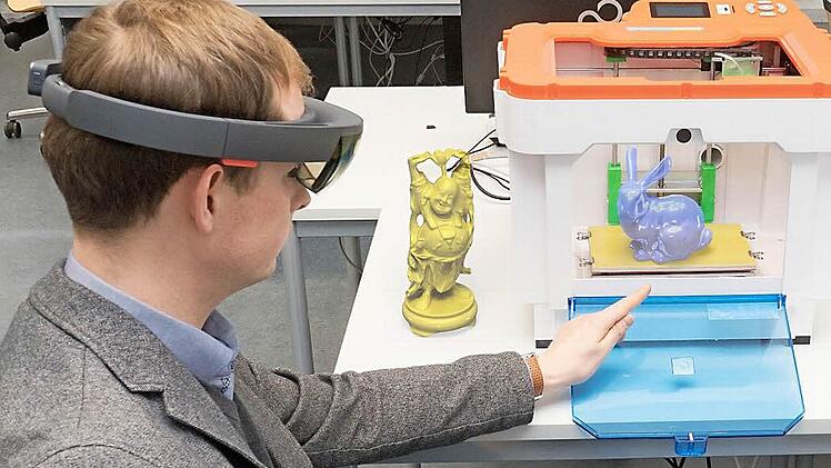 Jens Grubert beschäftigt sich mit Erweiterter Realität. Dazu gehören auch Datenbrillen, mit deren Hilfe virtuelle Objekte in der Umgebung angezeigt werden können. Beim 3D-Druck zum Beispiel kann das Produkt schon vorher abgebildet werden.  Foto: Madelaine Ruska