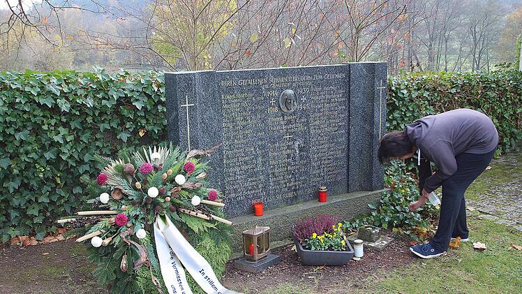 Das Kriegerdenkmal, das jetzt noch direkt neben der Aussegnungshalle von Althausen seinen Platz hat, soll renoviert und unter das schützende Dach der Halle Dach der Halle verlegt werden. Dieter Britz
