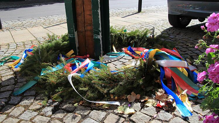 Auch der Schmuckkranz am Kerwasbaum in Ebensfeld lag am Montag noch auf dem Boden. Fotos: Tobias Kindermann