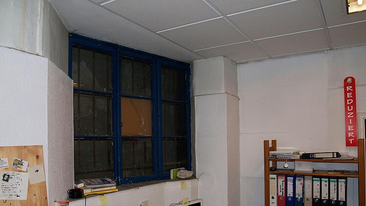 Der Fensterrahmen  im zweiten Raum war mit mehreren Schichten Farbe überstrichen...Foto: Alexander Mohr