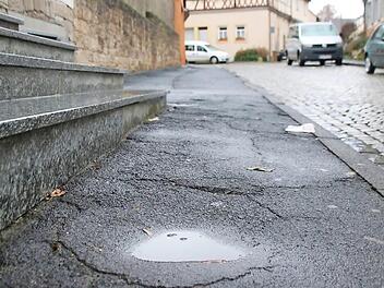 Der Gehweg in der Hennebergstraße wird hergerichtet. Das ist Bestandteil eines ersten Paketes, das der Stadtrat beschlossen hat.  Foto: Thomas Malz