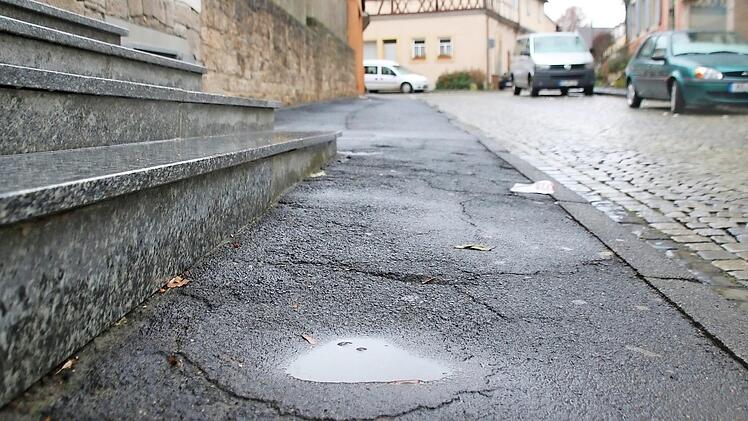 Der Gehweg in der Hennebergstraße wird hergerichtet. Das ist Bestandteil eines ersten Paketes, das der Stadtrat beschlossen hat.  Foto: Thomas Malz