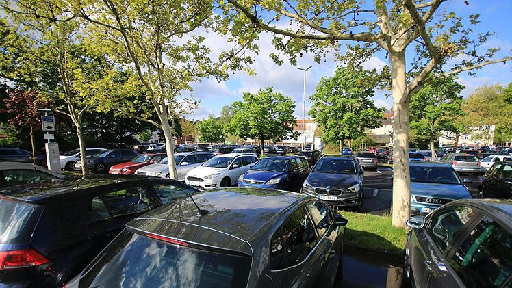 Am Salinenparkplatz gibt es vor allem vormittags unter der Woche wenig freie Parkbuchten. Benedikt Borst