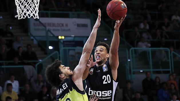 Nach einem Jahr in Izmir darf Assem Marei wieder ein Oberfrankenderby spielen. Diesmal tr&auml;gt er das gleiche Trikot wie Elias Harris, den er in dieser Szene am Korbwurf hindert. Foto: Archiv/Daniel L&ouml;b