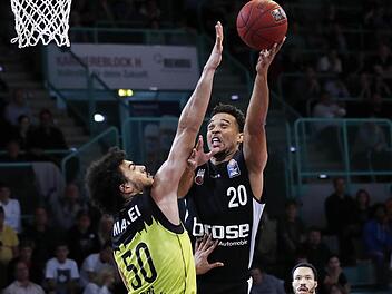 Nach einem Jahr in Izmir darf Assem Marei wieder ein Oberfrankenderby spielen. Diesmal trägt er das gleiche Trikot wie Elias Harris, den er in dieser Szene am Korbwurf hindert. Foto: Archiv/Daniel Löb
