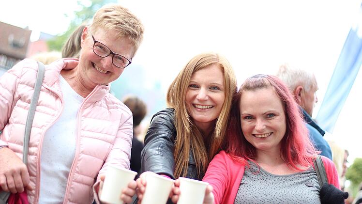 Die Würzburgerinnen Bernadette, Melanie und Julia Ullrich feiern ihr Schlageridol Roland Kaiser schon in der Warteschlange. Foto: Teresa Hirschberg