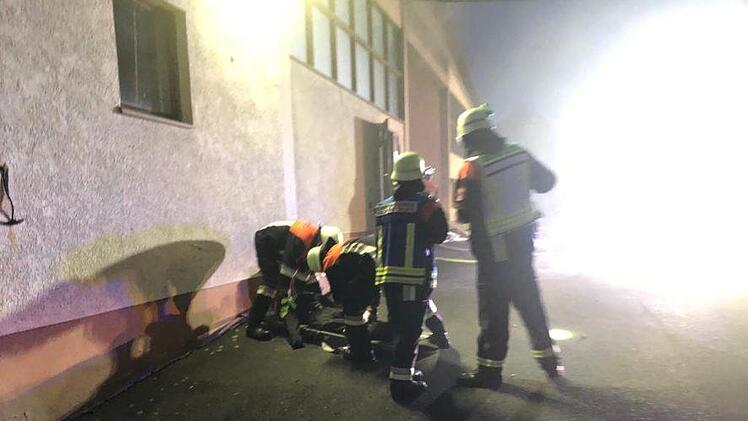 Einen  "Brand" in der Produktionshalle der Firma Heckelmann in Waldfenster  galt es zu bek&auml;mpfen. Foto: Thomas Straub