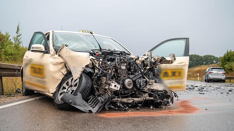 Weißenburg: Taxi schleudert auf der B2 in den Gegenverkehr - Frau (49) stirbt noch am Unfallort