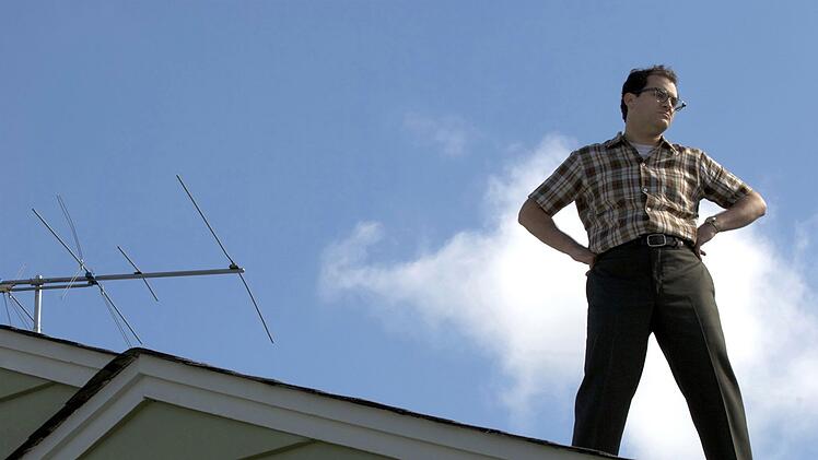 F&uuml;r den "gro&szlig;en Sprung" - in den Tod - h&auml;tte auch der Protagonist von "A Serious Man" (2009) allen Grund. So ernst, wie der Titel die Hauptfigur haben will, ist der Film aber nicht.