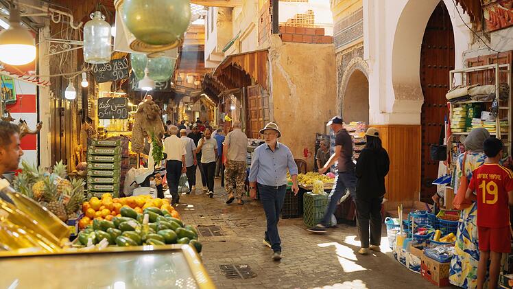 Harald Lesch besucht auf seiner Wissenschaftsreise den Soukh von F&egrave;s, Marokko. Seit 859 gibt es dort eine Universit&auml;t, die aus der al-Qarawīyīn-Moschee und einer Koranschule hervorgegangen ist. Sie gilt als die &auml;lteste Hochschule der Welt.