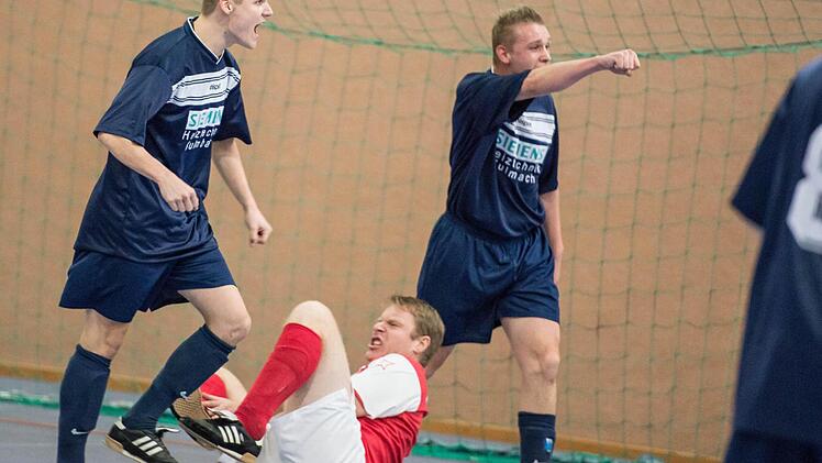 Pressecks Spielertrainer Michael Werzer (am Boden) versuchte sich diesmal nicht im Tor, sondern im Feld.