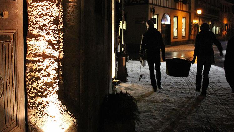 Mit Plastikzubern sind die Studenten die ganze Nacht unterwegs. Das Equipment darin kann auch schon mal einen Zentner wiegen.