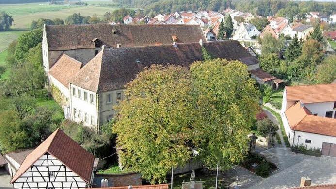 Das Schloss von ebenhausen beherrscht das Ortsbild. Aber in seinem derzeitigen Zustand ist es schwer an den Mann zu bringen.