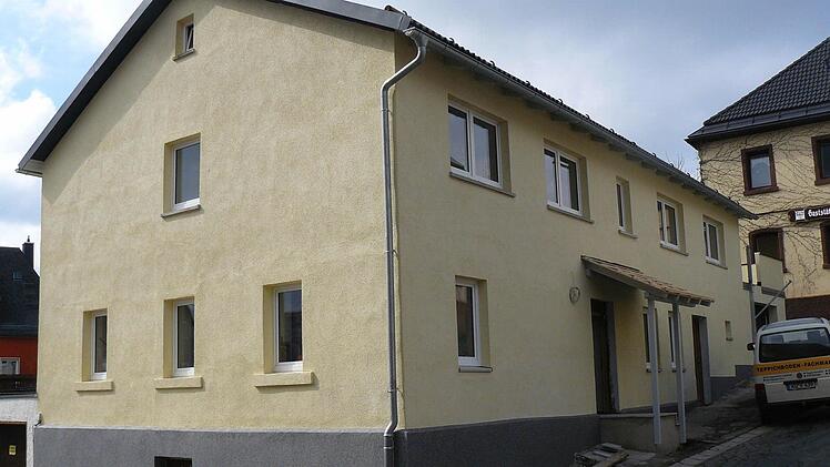 Die Außenansicht der neuen Pension und des künftigen Dorfladens "Kerngbeck UG" in Enchenreuth. Fotos: Klaus-Peter Wulf