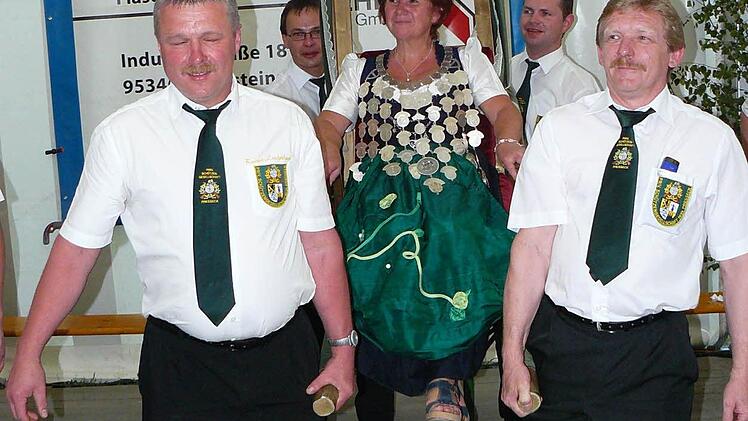 Hauptkönigin Beate Sigmund wird mit der Sänfte von (von links) Reiner Lauterbach, Thomas Graß, Stefan Melzer und Herbert Friedlein durchs Zelt getragen.