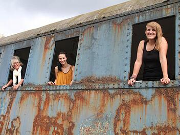 Monika Poglitsch und Andrea Zellmer vom Caritas-Projekt "Meilenstein" und Praktikantin Katharina Raab (v. li.) freuen sich am Rande des Fotoshootings im Bahndepot Lichtenfels über einen erfolgreichen Abschluss des Mädchenprojekts.  Foto: gst