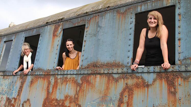 Monika Poglitsch und Andrea Zellmer vom Caritas-Projekt "Meilenstein" und Praktikantin Katharina Raab (v. li.) freuen sich am Rande des Fotoshootings im Bahndepot Lichtenfels über einen erfolgreichen Abschluss des Mädchenprojekts.  Foto: gst