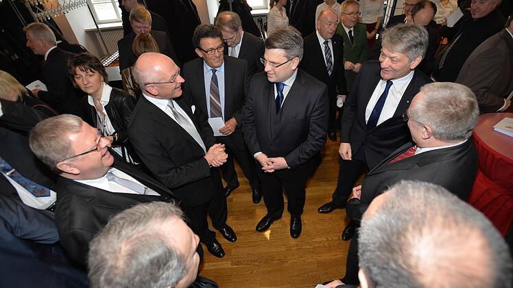Zu den Gästen zählten auch Bezirkstagspräsident Dr. Günther Denzler (3.v.l.) und MdL Heinrich Rudrof (3.v.r.). Foto: R. Rinklef