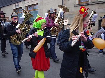 Der Musikverein Friesen spielte die Narren warm bei dem feuchtkalten Wetter. Foto: Heike Schülein