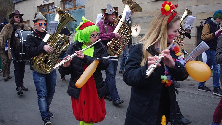 Der Musikverein Friesen spielte die Narren warm bei dem feuchtkalten Wetter. Foto: Heike Schülein