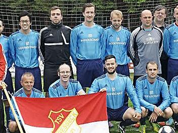 Das Meisterteam des TSV Presseck II. Hinten, von links: Spielertrainer Daniel Färber, Bünjamin Aral, Kaim Ngyen, Martin Langer, Benjamin Rohde, Philipp Söll, Christoph Keßler, Vorsitzender Richard Ultsch, Steven Frank und Sportlicher Leiter Patrick Bienlein. Vorne, von links: Michael Krügel, Rainer Weiß, Nicco Mattscheck, Melvin Ewen,Marcel Bergmann und Dashnim Misimi. Foto: Gerd Leinfelder