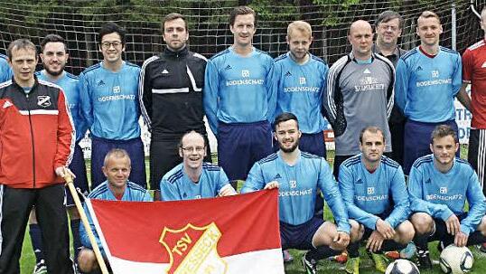 Das Meisterteam des TSV Presseck II. Hinten, von links: Spielertrainer Daniel Färber, Bünjamin Aral, Kaim Ngyen, Martin Langer, Benjamin Rohde, Philipp Söll, Christoph Keßler, Vorsitzender Richard Ultsch, Steven Frank und Sportlicher Leiter Patrick Bienlein. Vorne, von links: Michael Krügel, Rainer Weiß, Nicco Mattscheck, Melvin Ewen,Marcel Bergmann und Dashnim Misimi. Foto: Gerd Leinfelder