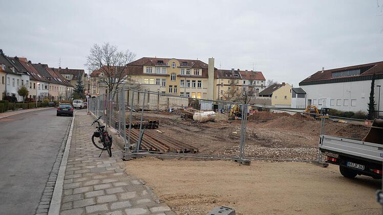 Blick über die Baustelle in Richtung Amalienstraße, links im Bild die Küchelstraße Foto: Ronald Rinklef