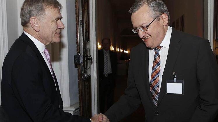Georg Freiherr von Waldenfels begrüßt Bezirksheimatpfleger Günter Dippold  Foto: Matthias Hoch
