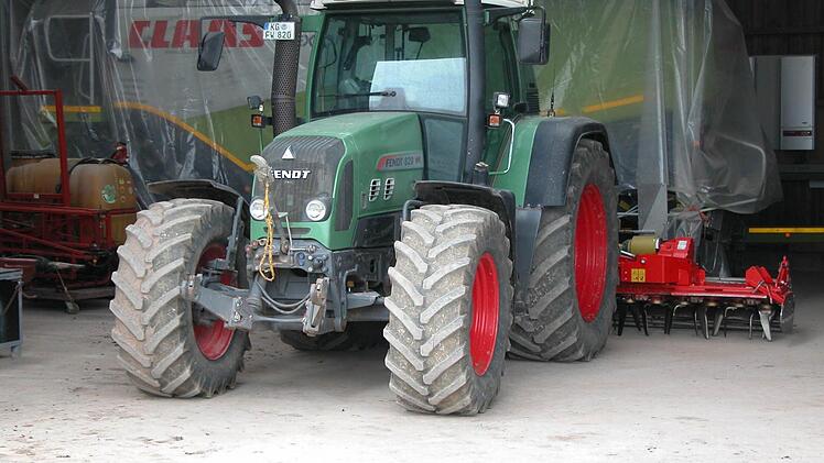 Heutzutage geht es mit PS-starke Schleppern auf's Feld. Foto: Ewald Kiesel