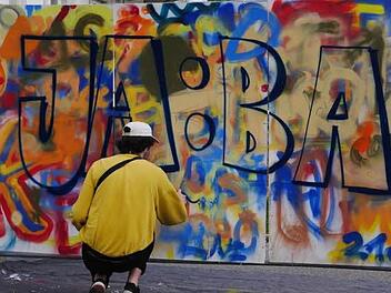 Auf der Kettenbrücke lud die Junge Künstlergruppe "Freigeist" zum Mitgestalten einer großen Leinwand ein. Fotos: Valerija Levin