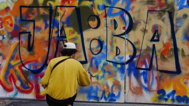 Auf der Kettenbrücke lud die Junge Künstlergruppe "Freigeist" zum Mitgestalten einer großen Leinwand ein. Fotos: Valerija Levin