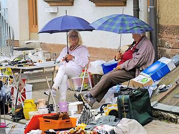 Der Regen drückte am Samstag beim Marktfest etwas auf die Stimmung. Trotzdem ließen sich Marktbeschicker und Gäste nicht vertreiben. Foto: Gerd Schar