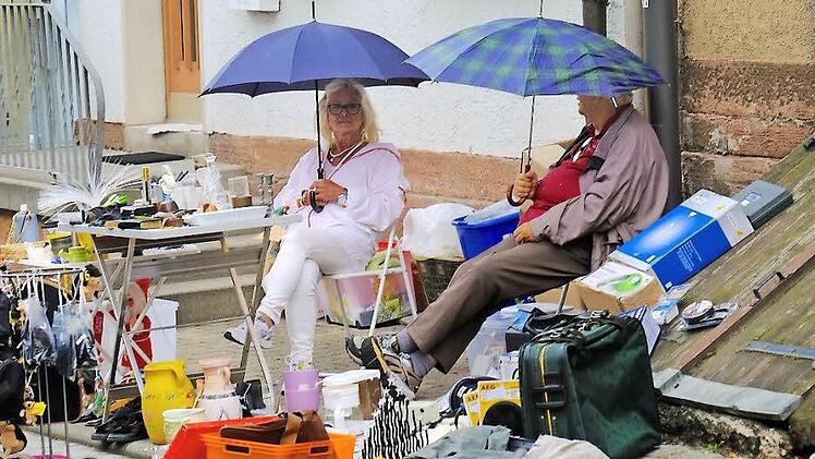 Der Regen drückte am Samstag beim Marktfest etwas auf die Stimmung. Trotzdem ließen sich Marktbeschicker und Gäste nicht vertreiben. Foto: Gerd Schar