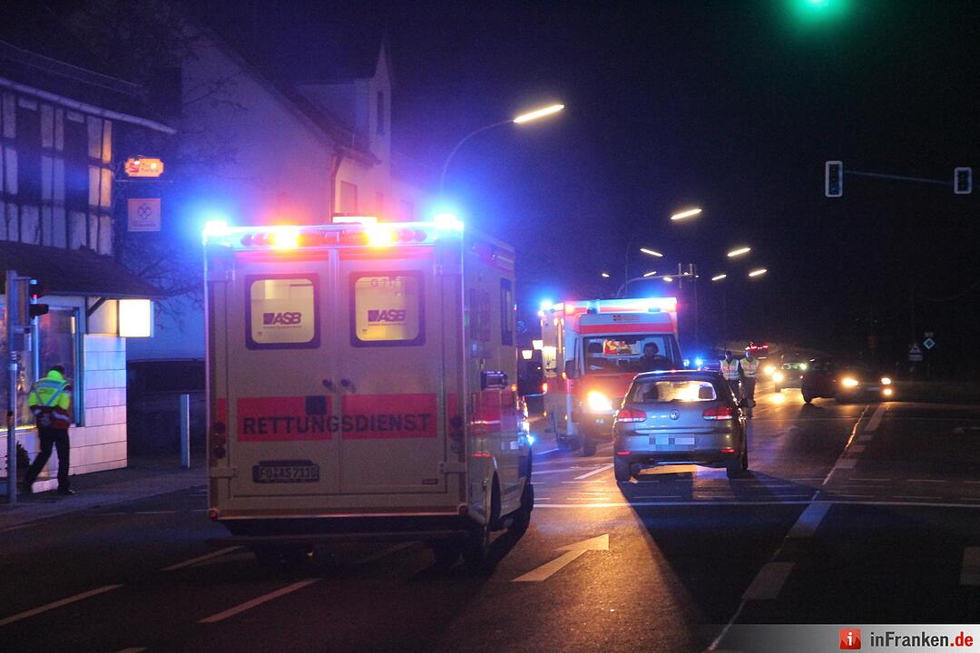 Auto erfasst zwei Fußgänger in Igensdorf