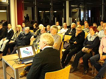 Grünflächenamtsleiter Bernhard Ledermann (vorn) erläuterte den Besuchern des Infoabends den Entwurf für den Stellplatz. Foto: Ulrike Nauer