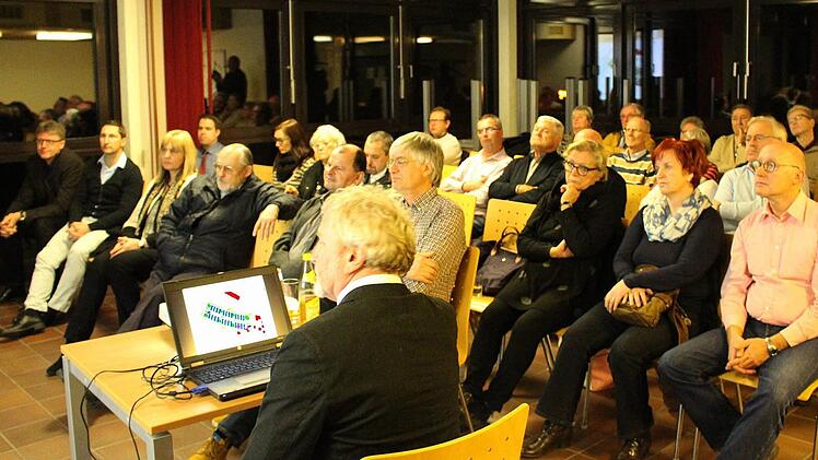 Grünflächenamtsleiter Bernhard Ledermann (vorn) erläuterte den Besuchern des Infoabends den Entwurf für den Stellplatz. Foto: Ulrike Nauer