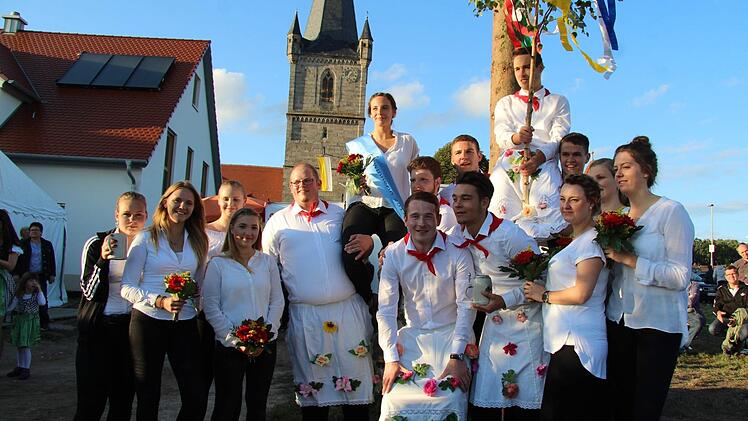 Verena Essl und Nicolai Nagel wurden am Ende auf die Schultern genommen.  Foto: Richard Sänger
