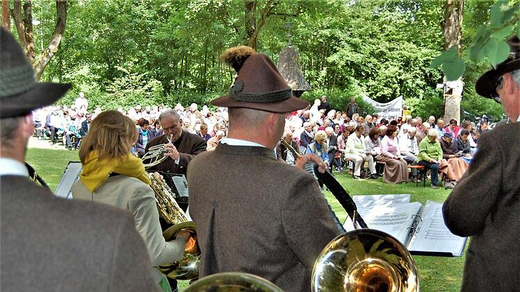 Die Jagdhornbläser der BJV-Kreisgruppe Bad Kissingen spielten unter Leitung von Florian Bauer  und Veronika Hümpfer. Foto: Sigismund von Dobschütz