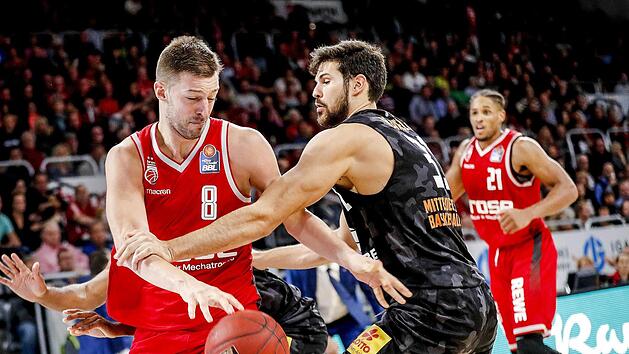 Im Hinspiel war f&uuml;r Stevan Jelovac (links) die Welt noch in Ordnung. 17 Punkte steuerte der Serbe, der hier von MBC-Center Aleksandar Marelja gefoult wird, zum ungef&auml;hrdeten 88:73-Erfolg der Bamberger bei. Seit dem Trainerwechsel kommt Jelovac aber kaum noch zum Zug. Gegen CEZ Nymburk sa&szlig; er abermals die kompletten 40 Minuten auf der Bank. Foto: Daniel L&ouml;b